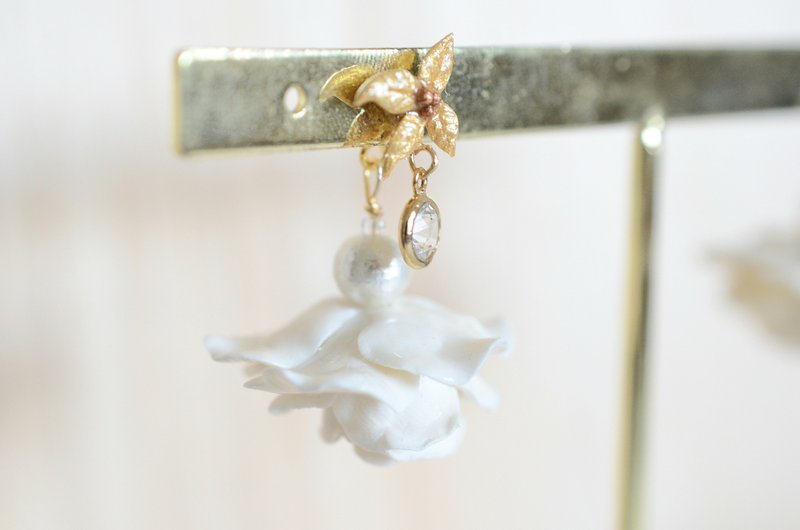 白薔薇 揺れる14KGFピアス - ピアス・イヤリング - 粘土 ホワイト