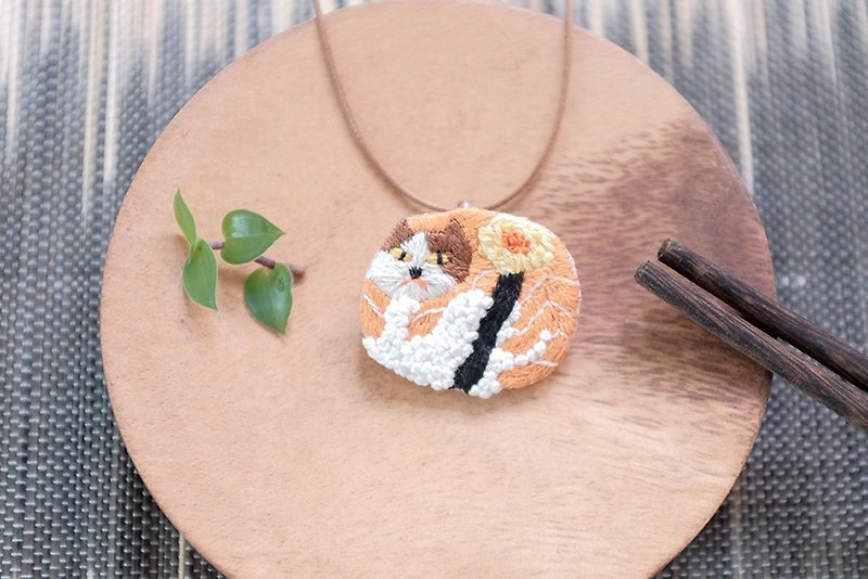 サーモン寿司猫のネックレスの手刺繍+ピントル - ネックレス - 刺しゅう糸 オレンジ