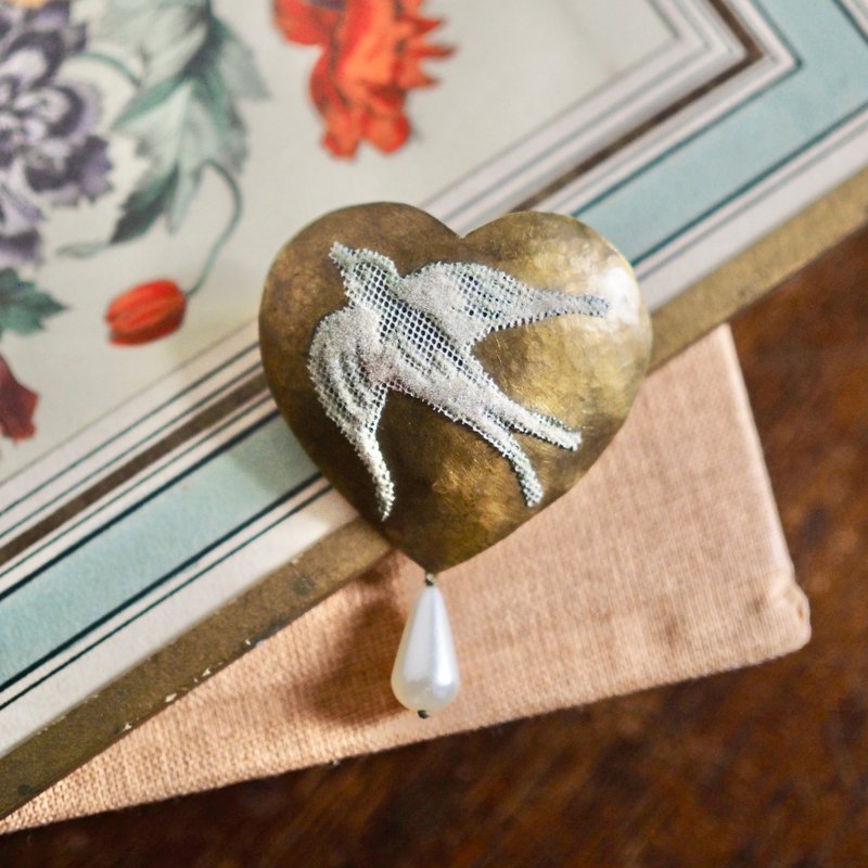 Heart-shaped Bronze lace bird pattern brooch/pin with vintage craftsmanship - Brooches - Copper & Brass Khaki