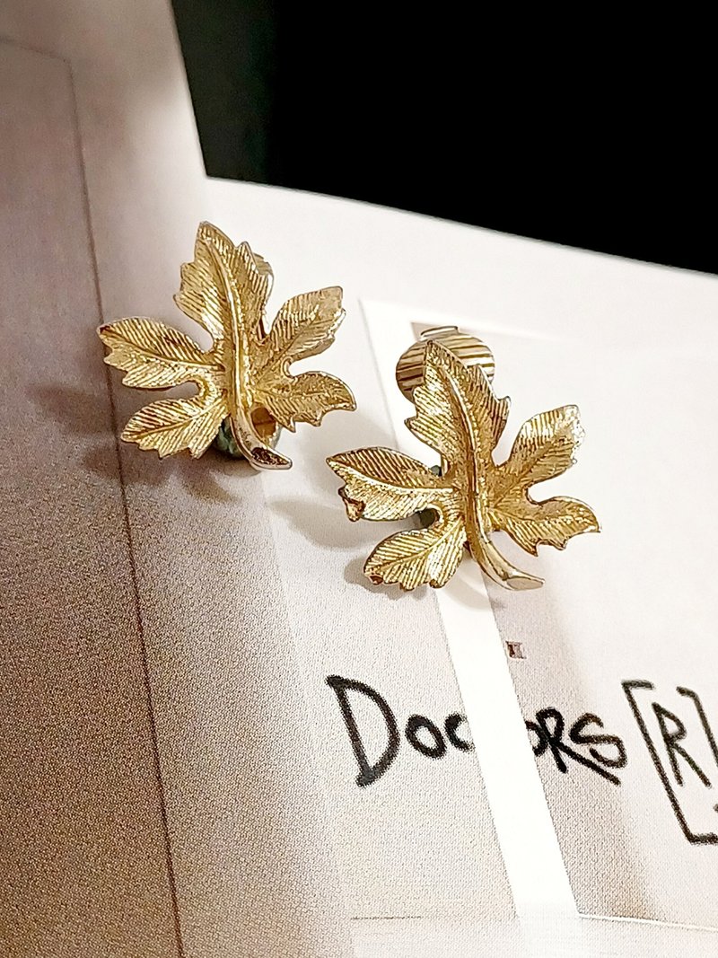 vintage jewelry  典雅金色小楓葉 夾式耳環 - 耳環/耳夾/耳骨夾 - 其他金屬 