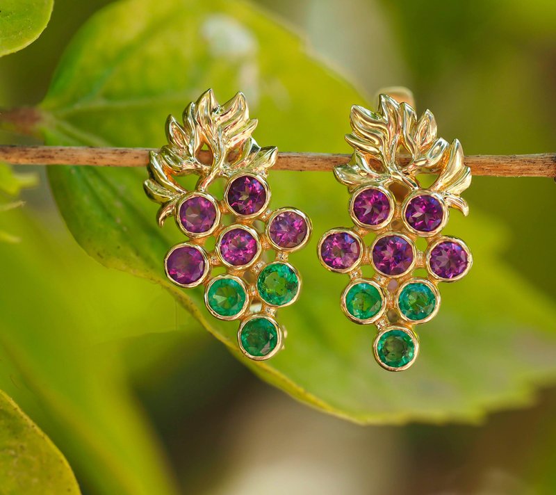 Gold earrings with emeralds and amethysts. Grape design earrings. - 耳環/耳夾/耳骨夾 - 貴金屬 橘色