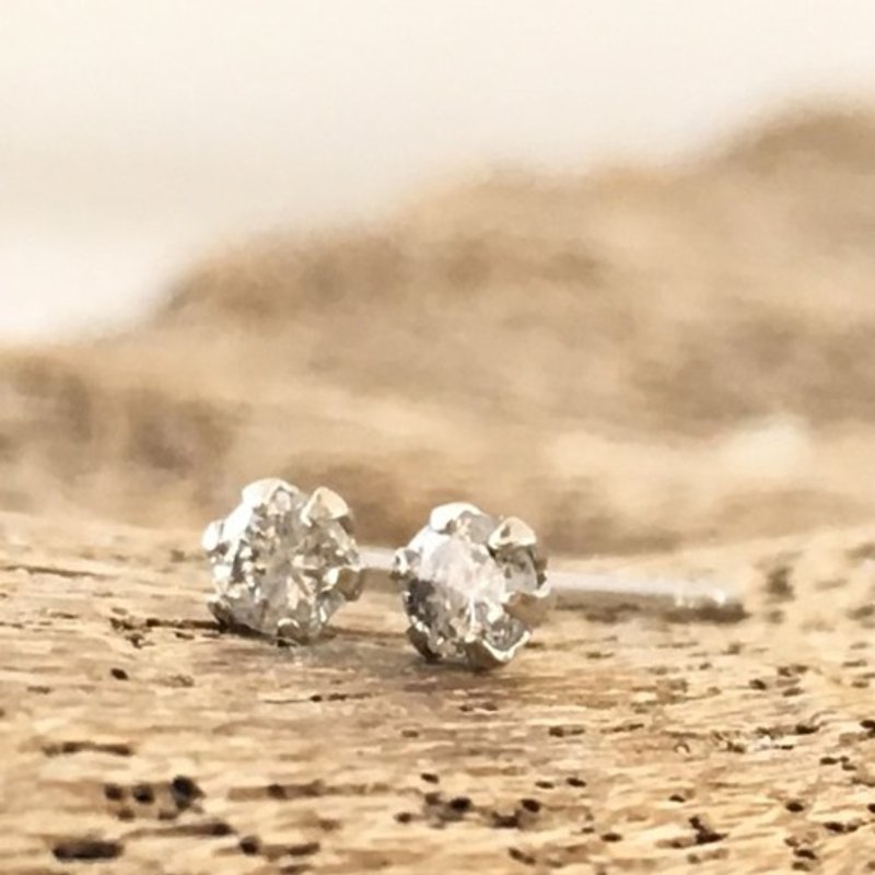 Natural diamond PT900 platinum stud earrings - ต่างหู - โลหะ 