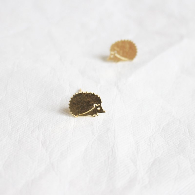 Hedgehog stud earrings, hammered brass earrings I Story_Argue - ต่างหู - ทองแดงทองเหลือง สีทอง