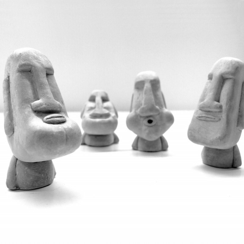 Cement moai dum dum (small) off-white multifunctional magnet - Items for Display - Cement Gray