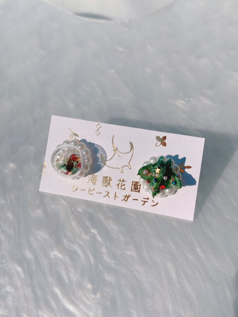 [Christmas Limited] Christmas crystal ball asymmetrical mini earrings/ Clip-On - ต่างหู - เรซิน สีเขียว