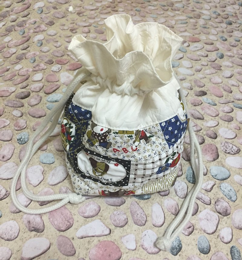 MDF white bottom blue bear shell bag / bundle pocket - กระเป๋าหูรูด - ผ้าฝ้าย/ผ้าลินิน ขาว