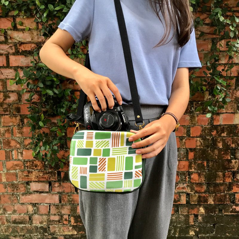 [Color-blocking three-dimensional large square bag] Taiwan self-printed cloth / inner waterproof camera bag / with back rope - Camera Bags & Camera Cases - Cotton & Hemp Multicolor