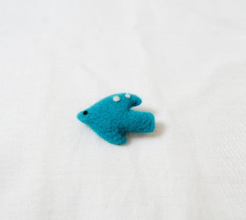 明日香の幸せの青い鳥 ウールフェルトブローチ 手作り 緊急注文