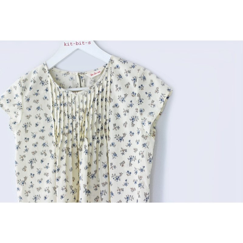 Lucent shirt with a button in the middle of the shirt. blue flower pattern - Women's Tops - Cotton & Hemp Blue