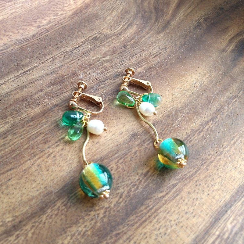 Aiyana Forest Series Green Gradient Glass Bead Natural Pearl Earrings-Ear Pins/ Clip-On - ต่างหู - กระจกลาย สีเขียว