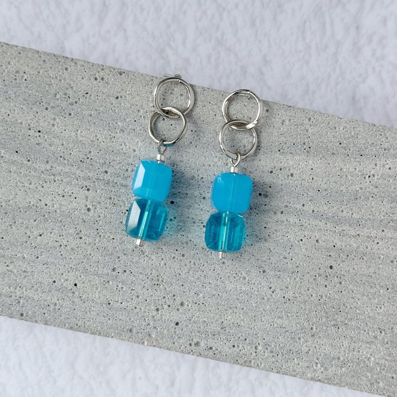 Japanese earrings ice blue ocean cube double hoop design earrings stud earrings - ต่างหู - โลหะ สีน้ำเงิน