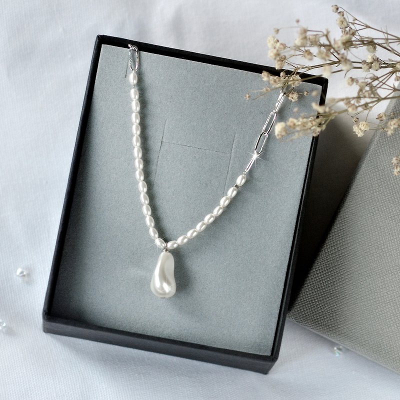 The beauty of modern asymmetrical pearls - สร้อยคอ - คริสตัล ขาว