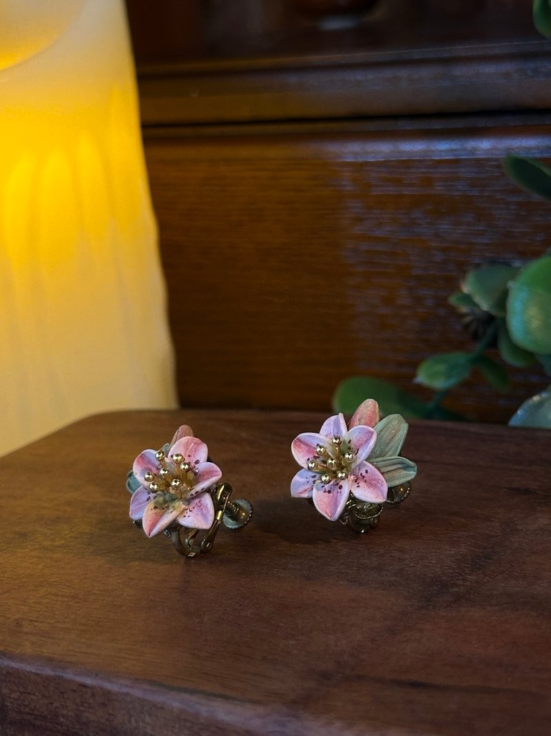 百合花 粉漸層 斑點紋路 黃銅螺旋耳夾 陶手工製做 - 耳環/耳夾/耳骨夾 - 陶 粉紅色