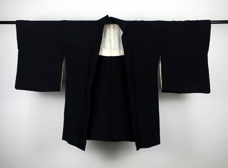 タートルGege  - 日本の花フラット刺繍手作りの羽織った着物のジャケット - ジャケット - シルク・絹 ブラック