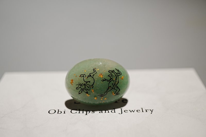 天然石グリーンアベンチュリンを使用した鳥獣戯画と金箔の帯留め ポニーフック　ブローチ - その他 - 宝石 グリーン