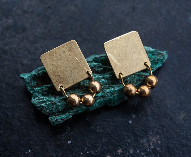 Square Copper Bead Earrings - Clip-On Earrings - ต่างหู - วัสดุอื่นๆ สีนำ้ตาล