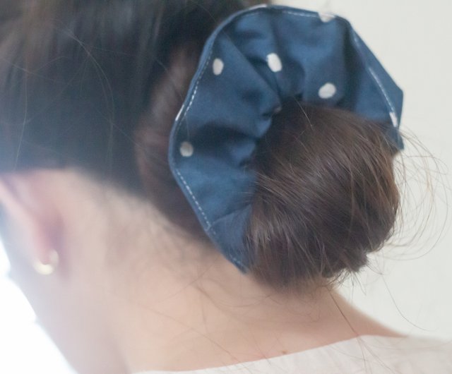 手作りのヘアアクセサリー シュシュ 紺色の雪玉 ショップ Wij Handmade ヘアアクセサリー Pinkoi