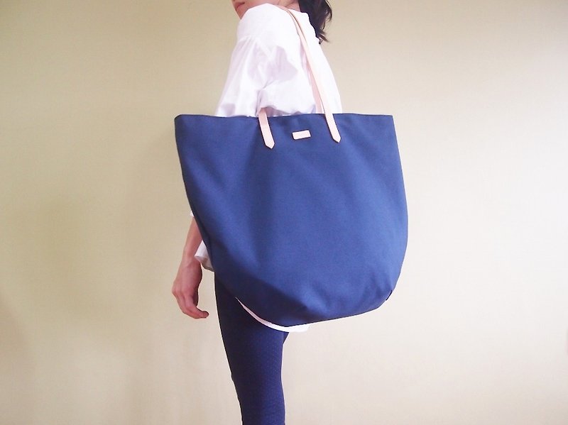 Summer Tote Bag with Leather Strap - Navy Blue / Turquoise Beach Tote Bag - กระเป๋าถือ - ผ้าฝ้าย/ผ้าลินิน สีน้ำเงิน