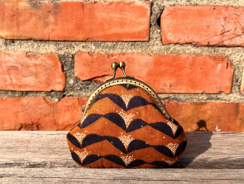 Autumn Blossoms•Hand-stitched gold coin purse•Vintage style•Etsuko Furuya designer fabric - กระเป๋าใส่เหรียญ - ผ้าฝ้าย/ผ้าลินิน สีส้ม