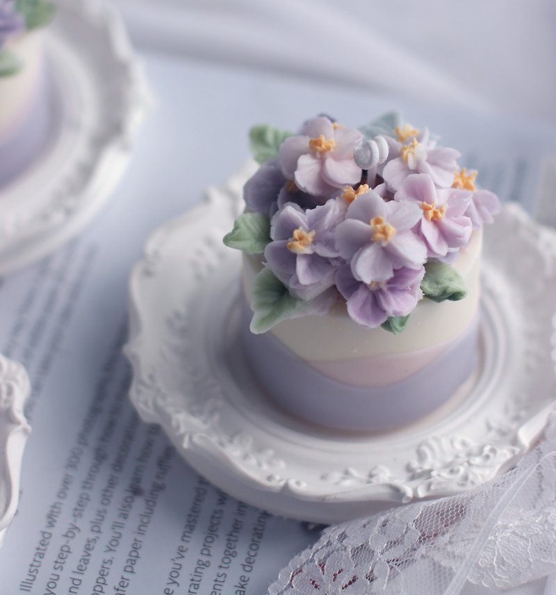 Apple Flower Decorated Candle-With Plaster Tray - น้ำหอม - ขี้ผึ้ง ขาว