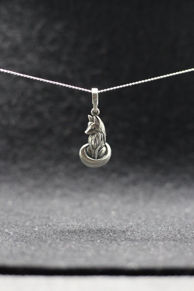 Small pretty fox pendant. Little fox animalistic metall pendant - สร้อยคอ - วัสดุอื่นๆ 