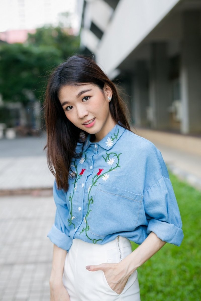 Floral-embroidery denim oversized shirt - 女襯衫 - 其他材質 藍色