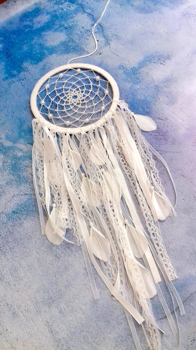 White boho dream catcher with ribbons and crystals Real dream catcher handmade - ตกแต่งผนัง - งานปัก ขาว