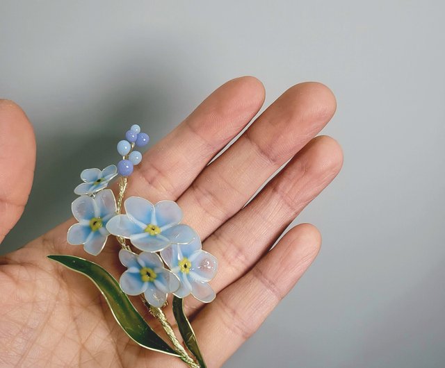 忘れな草。ブローチ。アートフラワーをディップします。装飾品
