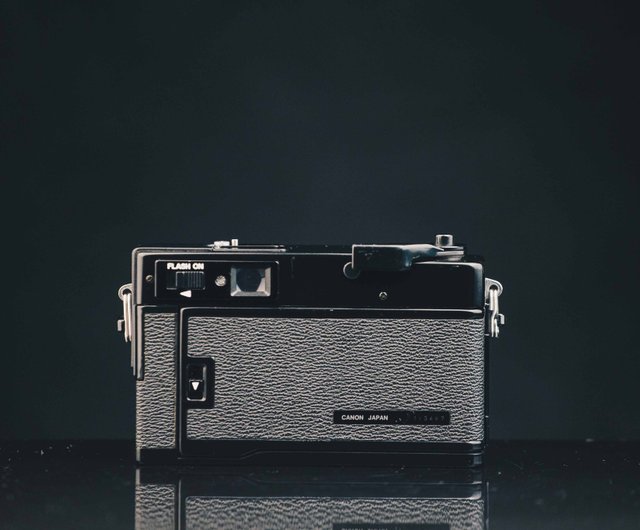 フィルムカメラ CANON A35 Datelux Canon A35 Datelux (1977) features pop-up-flash and date stamping