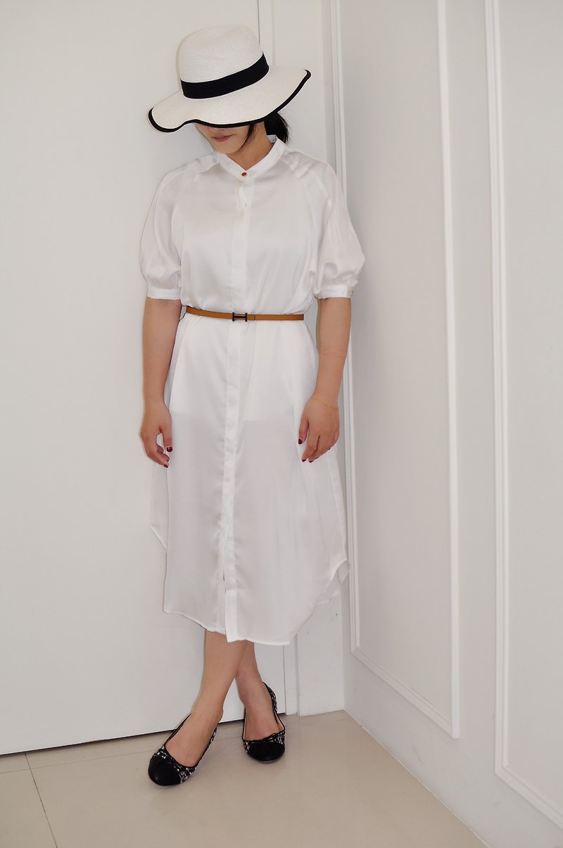 Flat 135 X Taiwanese designer blouse dress blouse white glossy fabric long coat - Women's Tops - Polyester White
