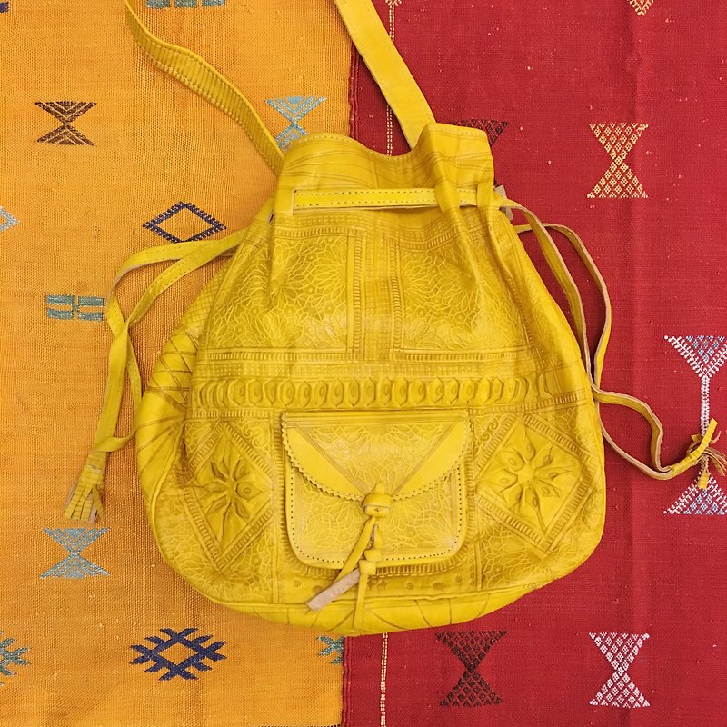 Morocco handmade mustard yellow camel leather side backpack oblique pack water bucket bag national wind accessories - กระเป๋าแมสเซนเจอร์ - หนังแท้ สีเหลือง