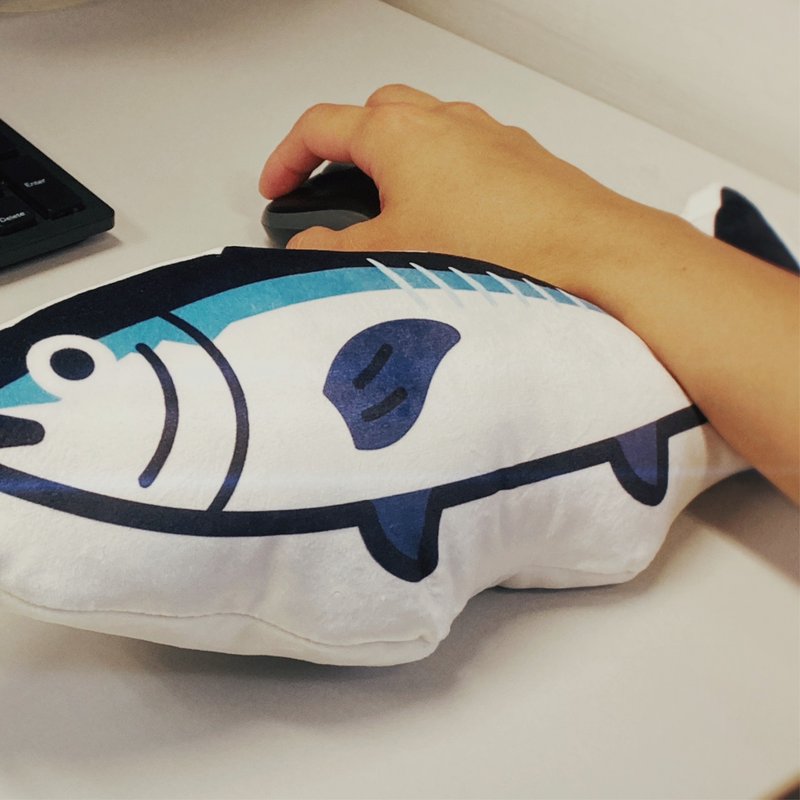 TUNA 鮪魚 咕𠱸 | 抱枕 | 腰枕 - 枕頭/抱枕 - 棉．麻 白色