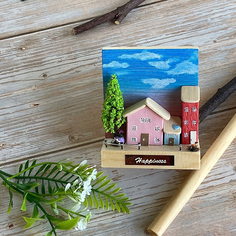 ピンク、青、赤のミニチュア木造家屋。空の景色、木、茂み、粘土の瓶の模型が付いています。 - 置物 - 木製 多色