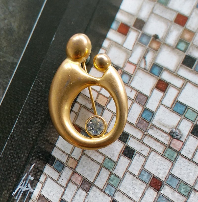 【西洋古董飾品】金屬鍍金 啞光 小巧 母子圖 別針 - 徽章/別針 - 其他金屬 金色