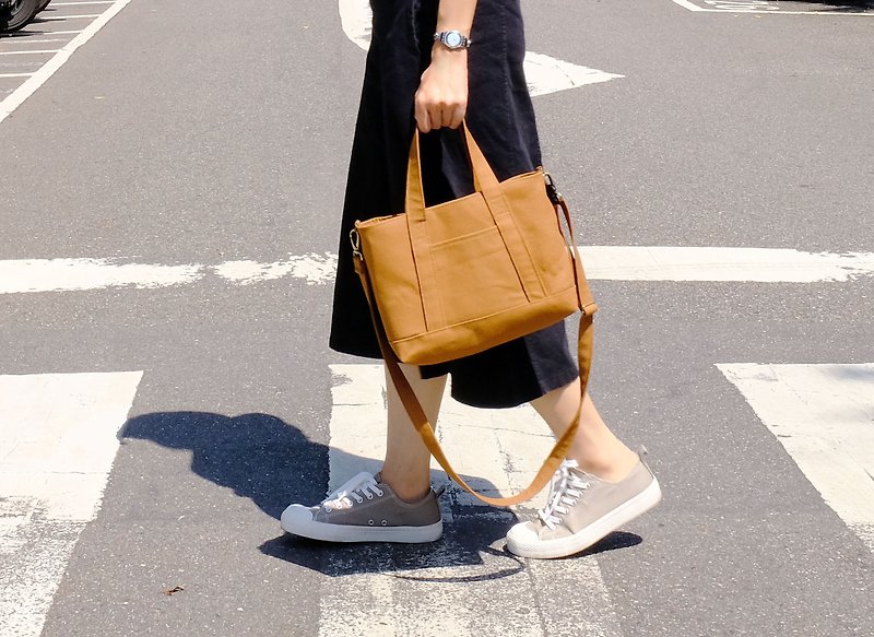 Canvas side backpack/ Brown - กระเป๋าแมสเซนเจอร์ - ผ้าฝ้าย/ผ้าลินิน สีนำ้ตาล