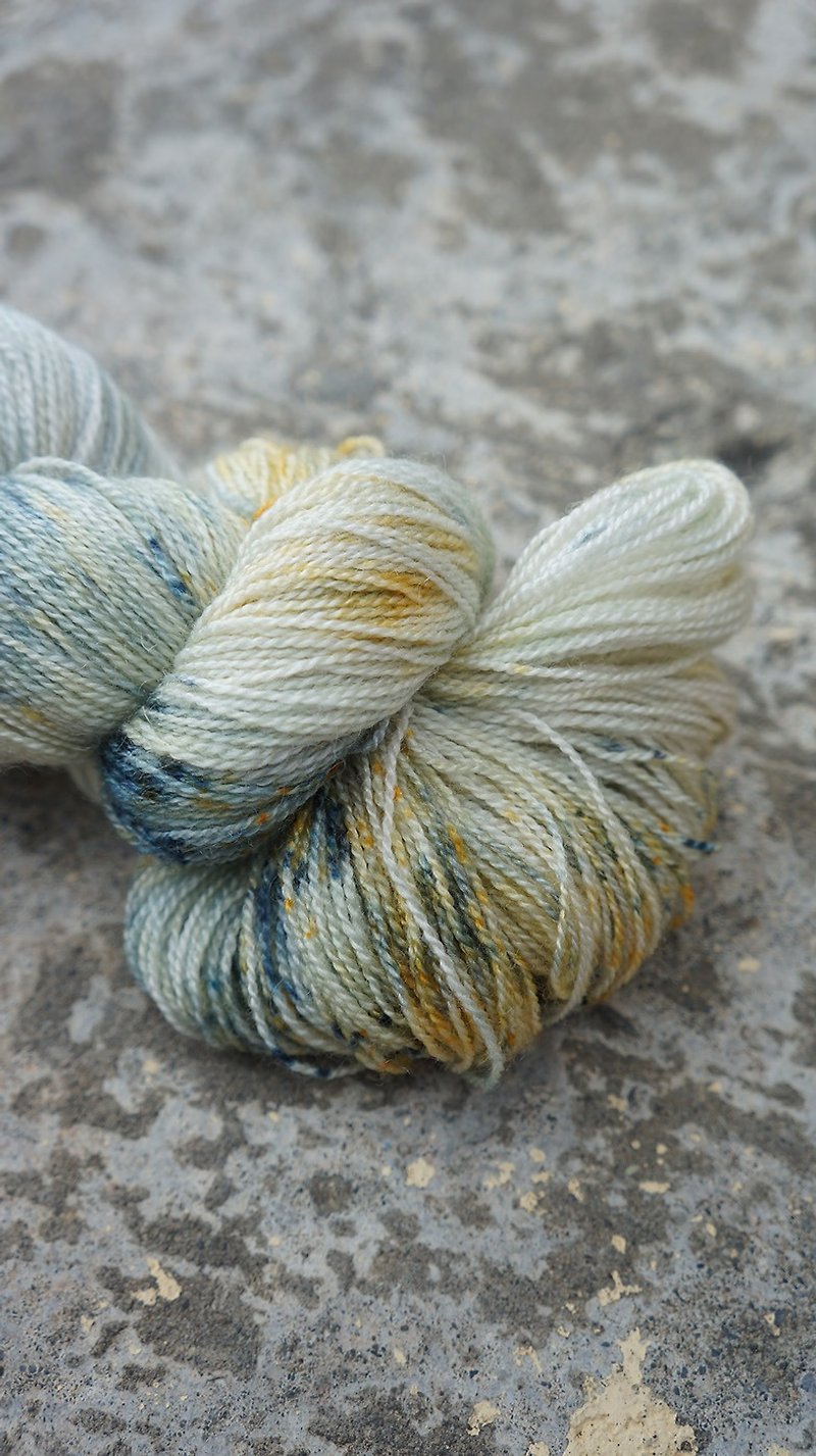 手染蕾絲線。礦石 (藍面羊+真絲-8020) - 編織/羊毛氈/布藝 - 羊毛 
