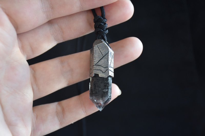 Original Design Silver Inlaid Crystal Raw Stone Pendant Mineral Necklace - สร้อยคอ - เงินแท้ สีดำ