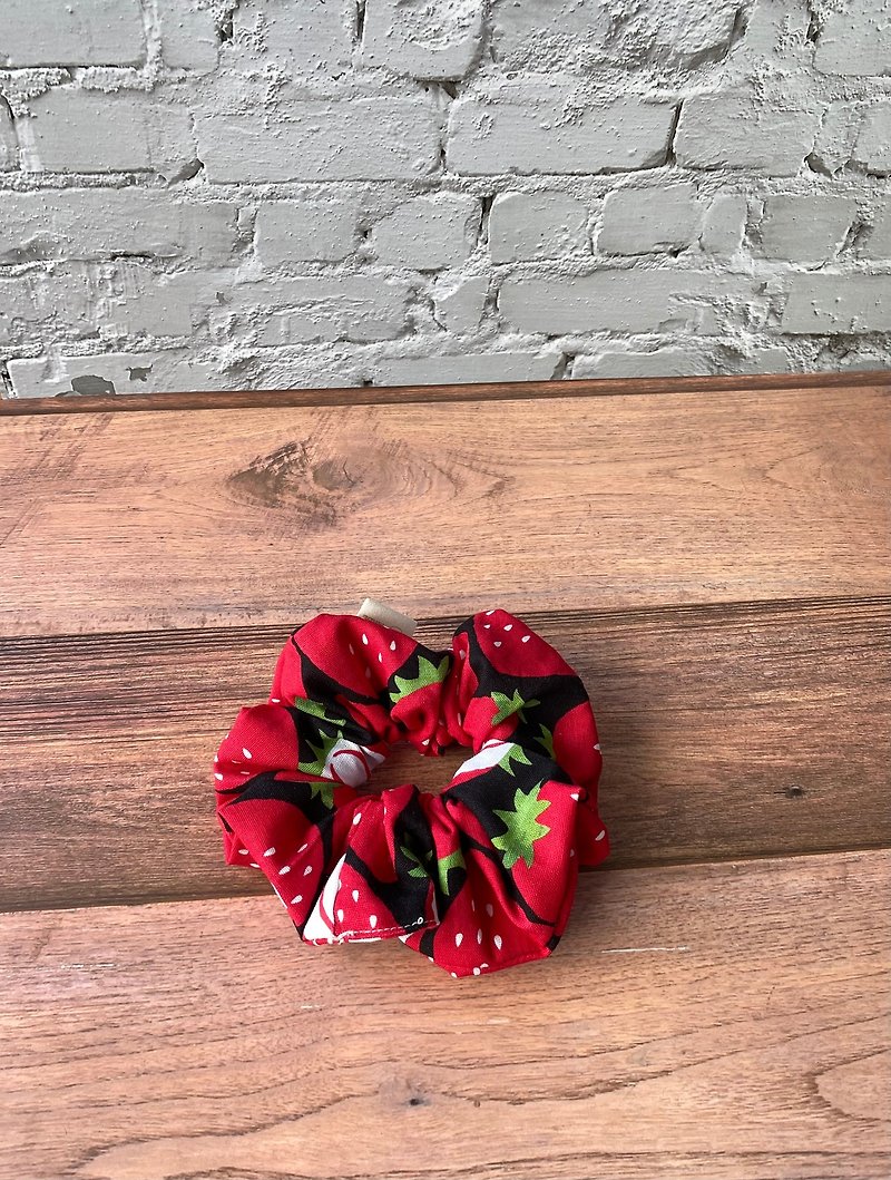Scrunchie-big strawberry - เครื่องประดับผม - ผ้าฝ้าย/ผ้าลินิน สีแดง