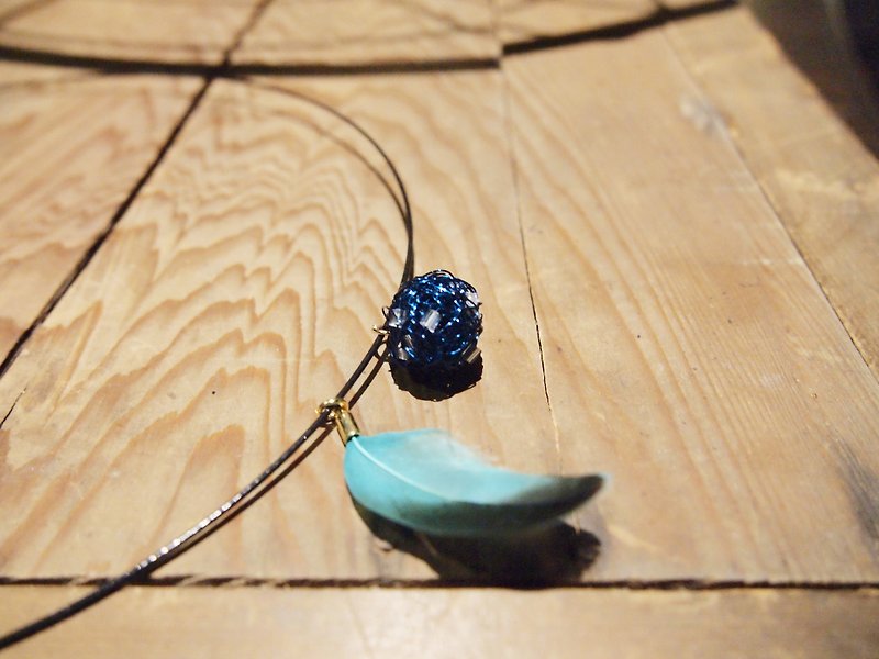 Simple round wonderful hand-woven copper wire ball MN032 custom feather necklace with Japan - Necklaces - Paper Blue