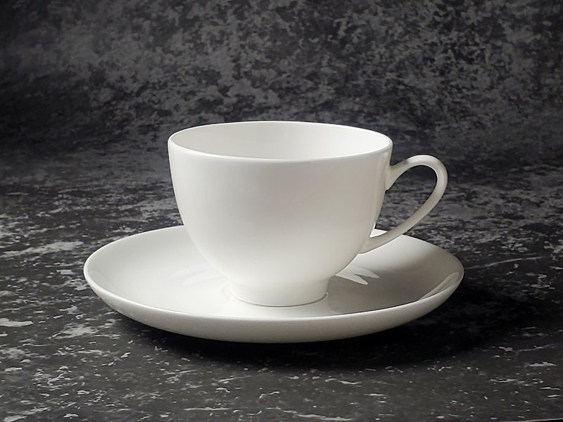 White N coffee cup set one cup and one plate - แก้วมัค/แก้วกาแฟ - เครื่องลายคราม ขาว