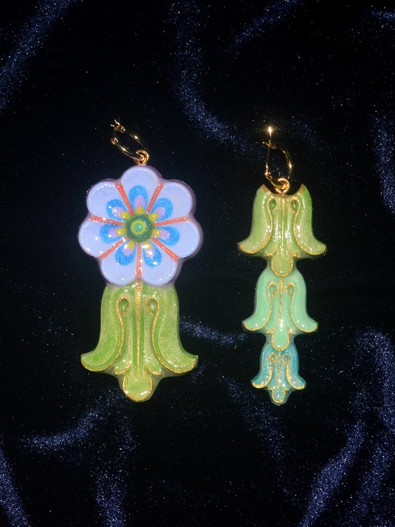 Flower Posture Series Fantasy Flower No.1 Asymmetric Design Flower Hoop Earrings - Earrings & Clip-ons - Wood Multicolor