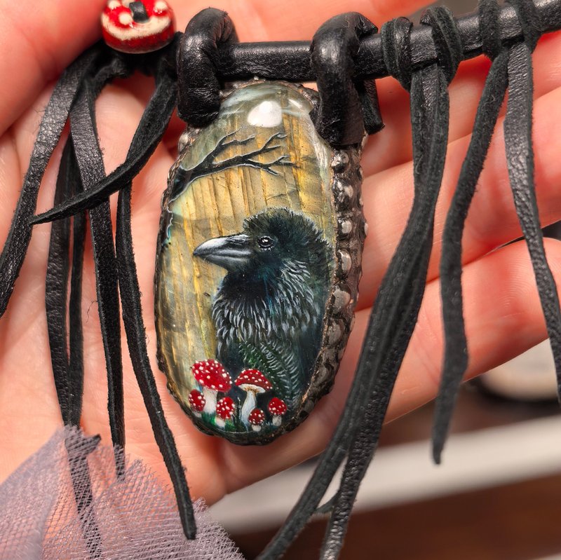 Raven necklace with fly agaric mushroom Crow Viking Labradorite - สร้อยคอ - หิน สีทอง