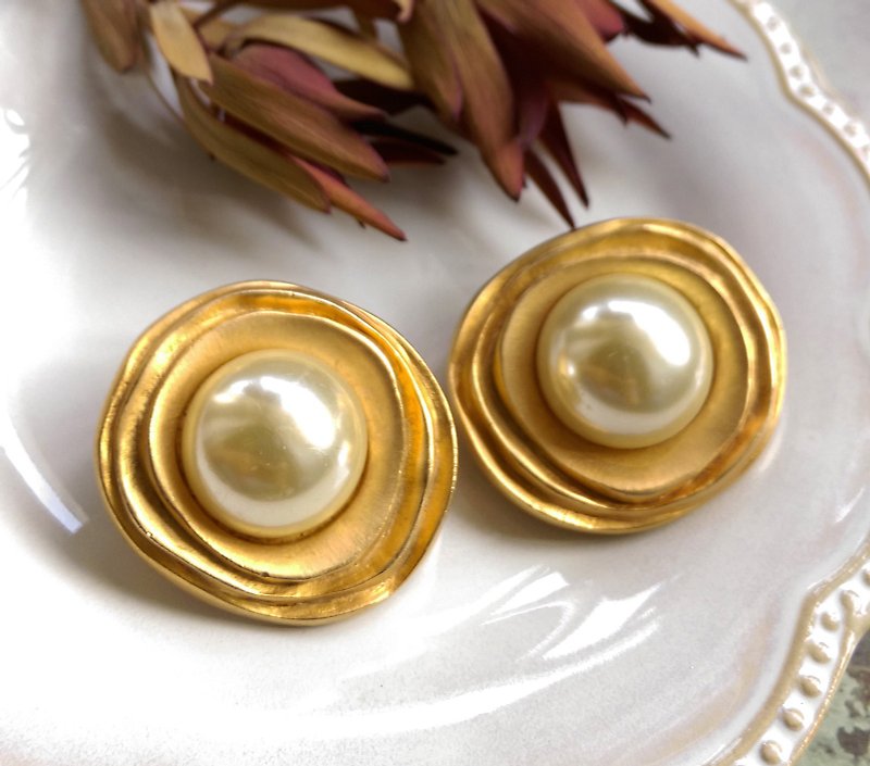 【西洋古董飾品/年代老件】1970's  大珍珠 啞光 軌跡 夾式耳環 - 耳環/耳夾 - 其他金屬 金色