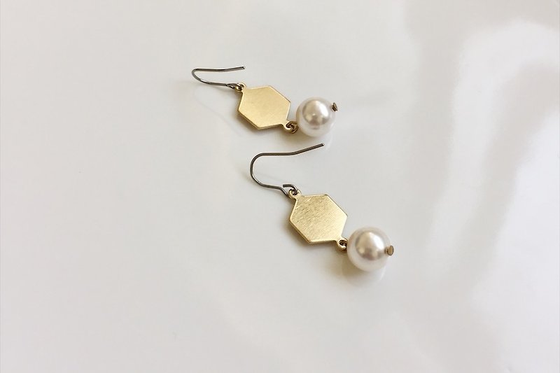 Brass hexagonal shape pearl earrings - ต่างหู - เครื่องเพชรพลอย สีทอง