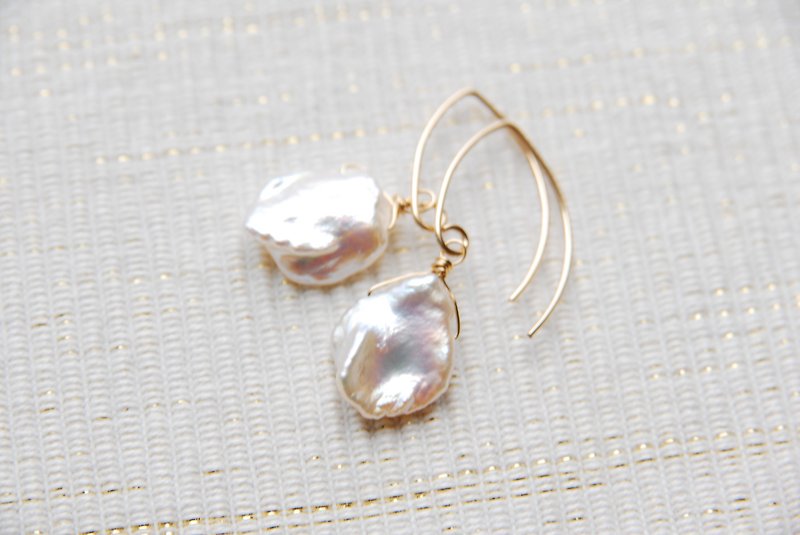 Petal poppy pearl marquise hook earrings (14kgf) - Earrings & Clip-ons - Gemstone White