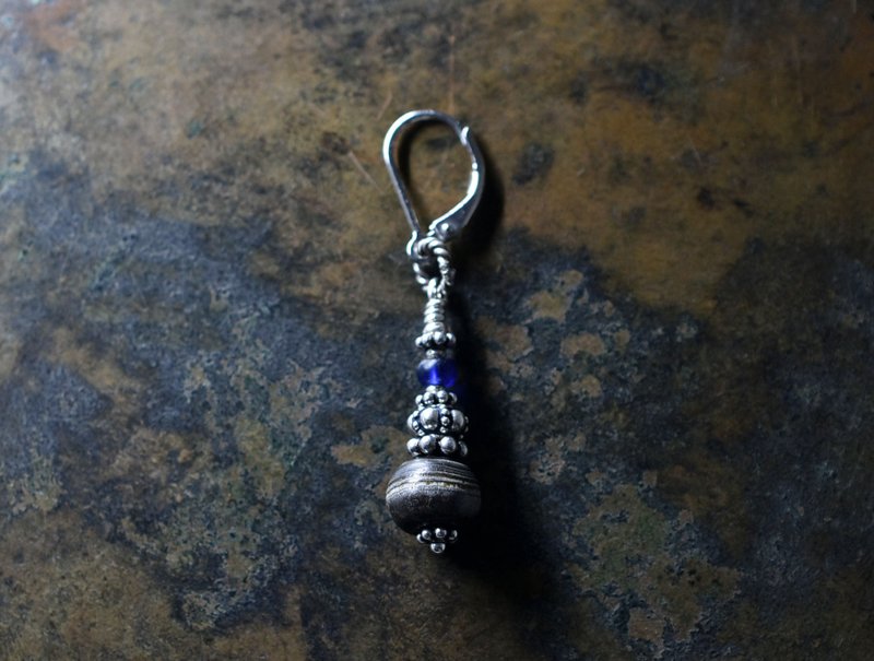 Ancient agate, blue antique beads, and Silver bead single earring - Earrings & Clip-ons - Other Metals Silver