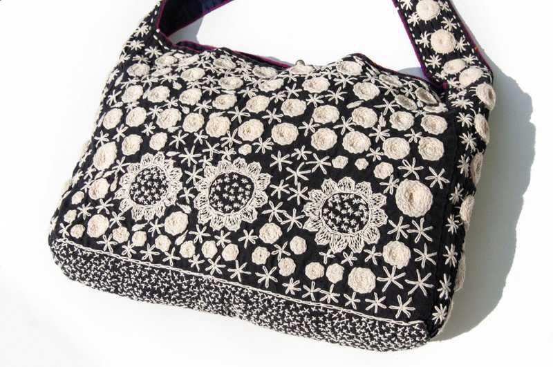 手縫純棉布側背包 刺繡斜背包 手工刺繡肩背包 手縫藍染包indigo - 側背包/斜背包 - 棉．麻 藍色