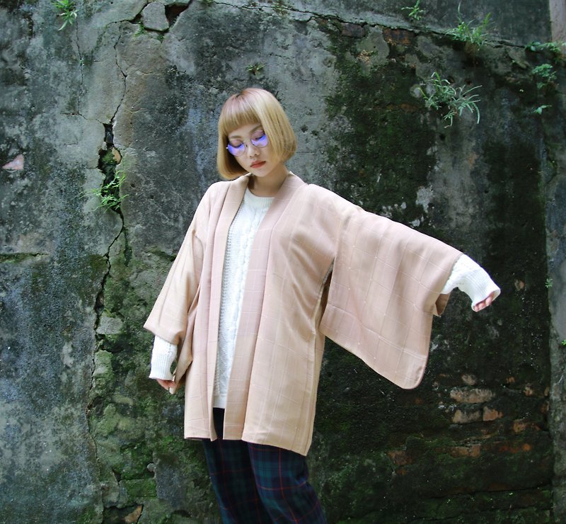 Back to Green :: Japanese kimono back Muffins Kyushu cream plaid vintage kimono (KC-03) - เสื้อแจ็คเก็ต - ผ้าไหม สีใส