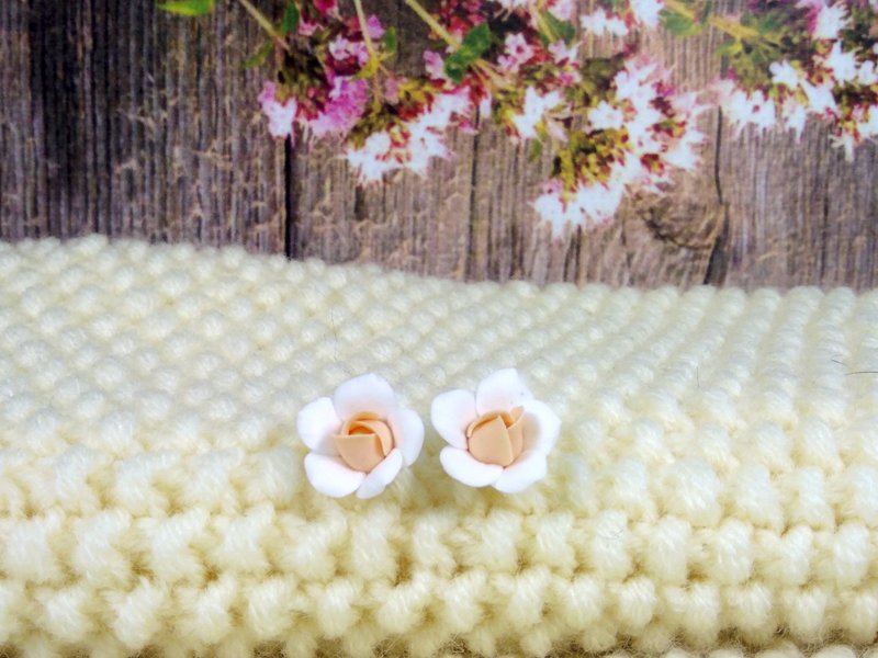 女士耳釘聚合物粘土玫瑰耳環耳釘精緻玫瑰 - 耳環/耳夾/耳骨夾 - 黏土 白色