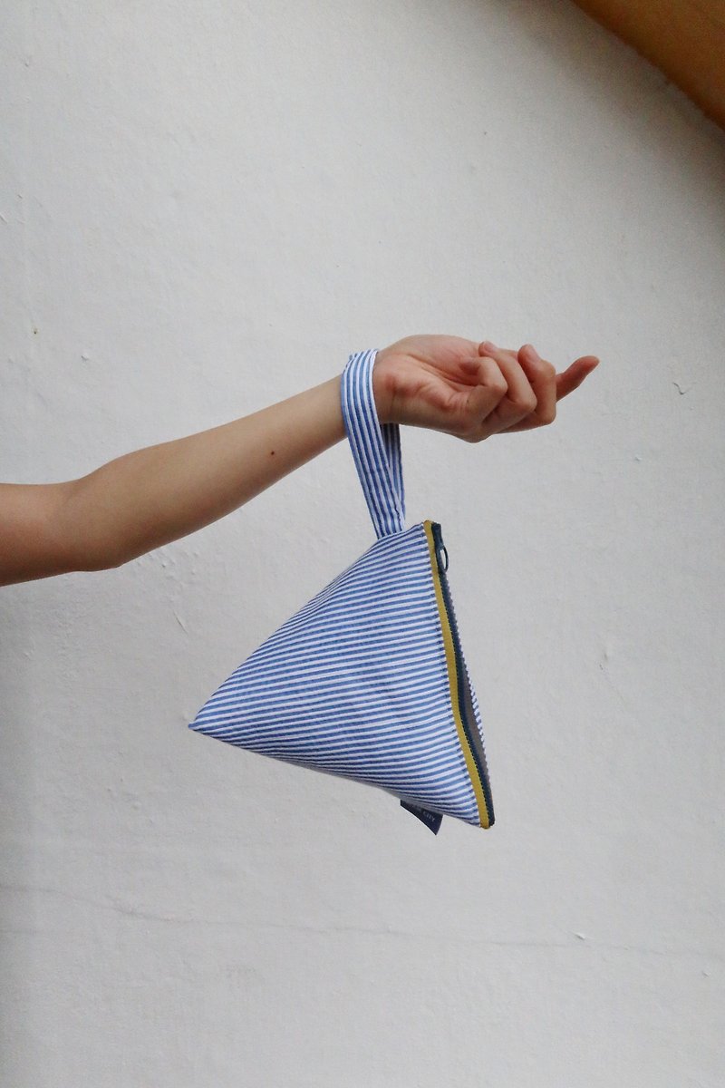 Hong Kong&#39;s homemade Italian fabric handmade triangle handle bag blue strip ykk zipper